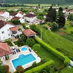 Sunny With Swimming Pool Daire