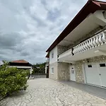 Sunny With Swimming Pool Daire Stolac