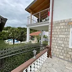 Sunny With Swimming Pool Apartman