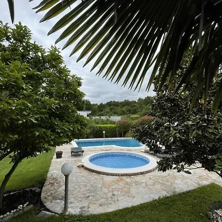 Sunny With Swimming Pool Апартаменты *