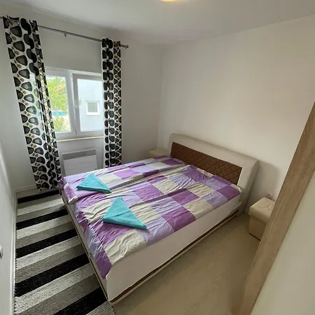 Lägenhet Sunny With Swimming Pool