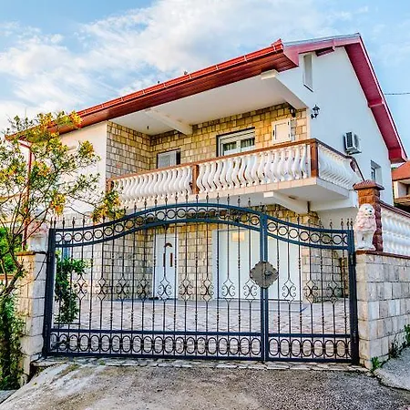 Lägenhet Sunny With Swimming Pool