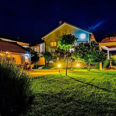 Lägenhet Sunny With Swimming Pool