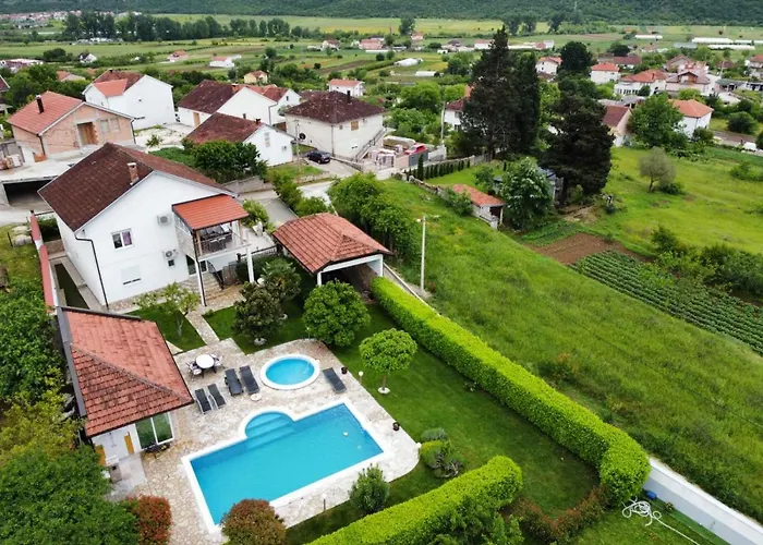 Sunny With Swimming Pool شقة