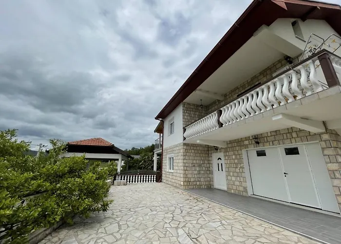 Sunny With Swimming Pool شقة Stolac