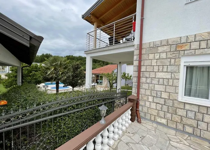 Sunny With Swimming Pool شقة